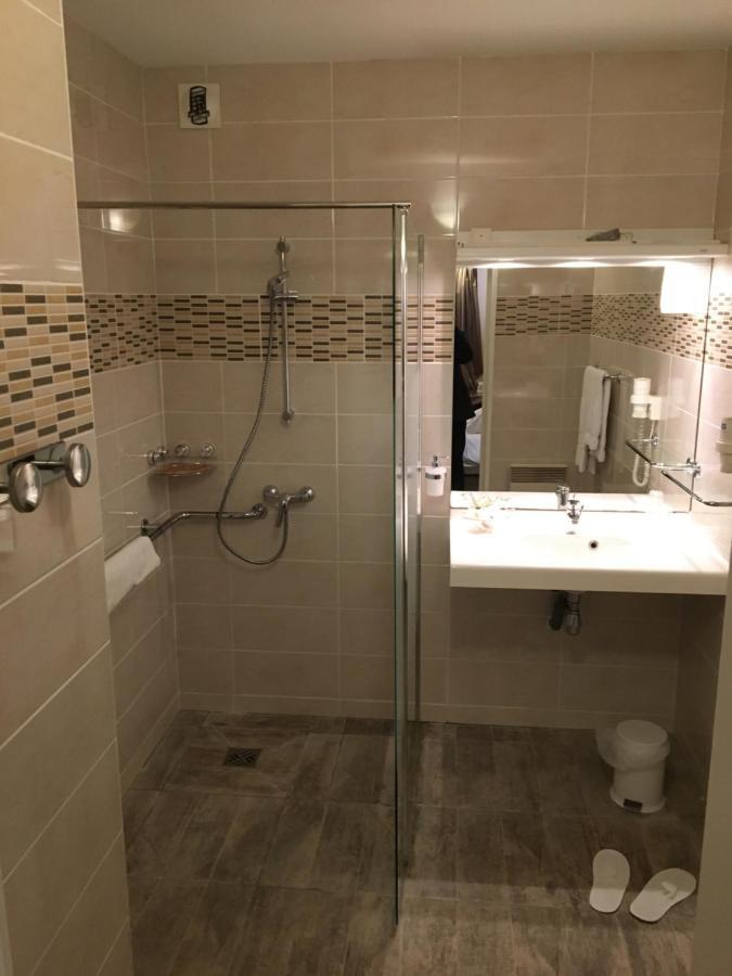Logis Hotel Les Nympheas Chaufour-lès-Bonnières Eksteriør billede